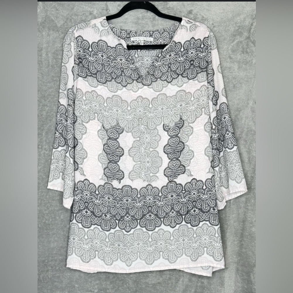 🐠 Violet & Claire Gray and White Graphic Blouse 3/4 Sleeve